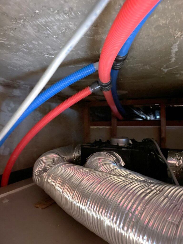 天井裏の配管更新工事